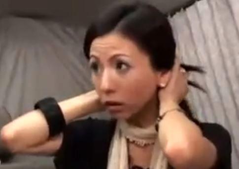 人妻ナンパ「インタビューじゃないの？なんか変よ？」極上美魔女がまさかの電マ痙攣絶叫イキ❤ADの勃起巨根を手コキ抜きまで