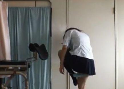 ≪産婦人科／盗撮≫”下を全部脱いで診察台に上がってください”大開脚するJKのマ〇コを診察のふりして凌辱しまくるエロ医者
