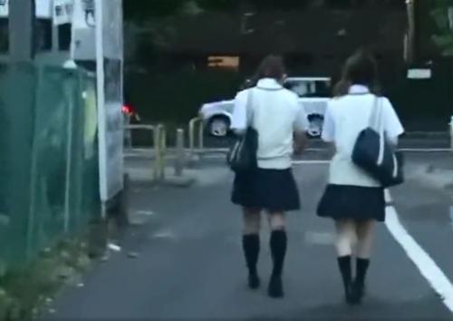 【リアル強姦映像のヤバイやつ】狙われた清楚黒髪JKたちがバスの中で集団痴漢され、無抵抗強制フェラ抜きさせられる一部始終！