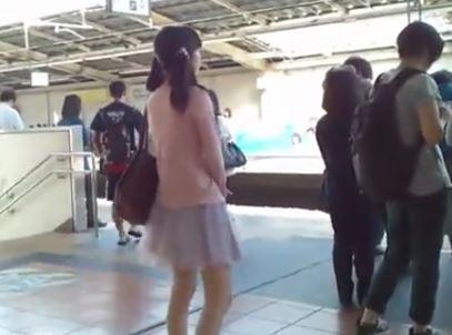 犯罪やんか‼★リアル盗撮パンチラ★JCみたいな幼い少女を付け回し、スカートめくって股間逆さ撮りw顔出し流出！