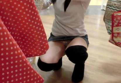 逮捕覚悟か！？可愛いショップ店員のミニスカ股間を覗き見w逆さ撮りしたり物陰から狙ったり…パンチラ盗撮しまくりwww