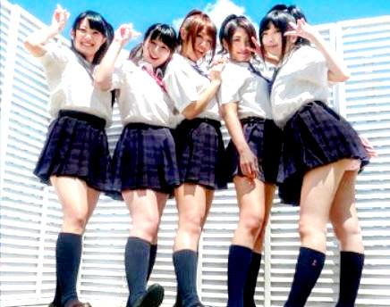 《集団JK足臭虐め》「ウチらの靴下で勃起してんだけど～！」真夏に蒸れて臭くなった紺ハイソックスで顔面・足コキ責め