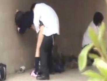 現実だからヤバすぎる／／■素人盗撮■クラス一番人気の神JKを河川敷に呼び出し、青姦3Pする高校生！！仲間が陰から撮影！