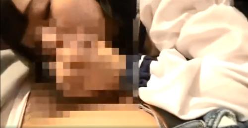 黒髪制服JKがカラオケボックスで男の肉棒咥えジュボジュボ バキュームフェラ