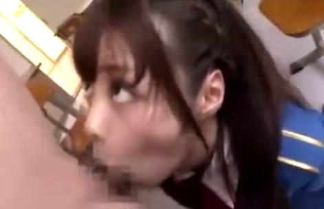 ★バキュームフェラのカリスマ女子校生★大きな瞳で相手を見つめ、ジュッボジュッボと激しく唾液音を響かせる舌使いは神の領域w