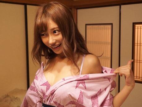 「おっぱい見せちゃう❤」新人OLが初の社員旅行に参加w泥酔しちゃって浴衣をはだけ会社同僚竿をグチョ濡れマ〇コ挿入しまくり