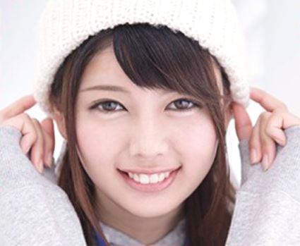 ＜1本限りで承諾＞奇跡の美少女ADが最初で最後のAV出演！！！同僚スタッフの前で恥じらいの全裸生脱ぎ！敏感ボディピクピク