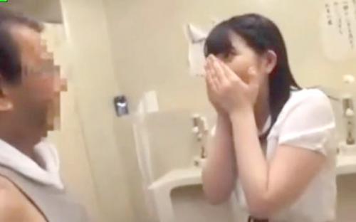 <素人ナンパ>えーーーっ！3ヶ月お風呂入ってないのーーーっ！ホームレスの超汚いチンポをフェラ抜き口内射精ごっくんする少女