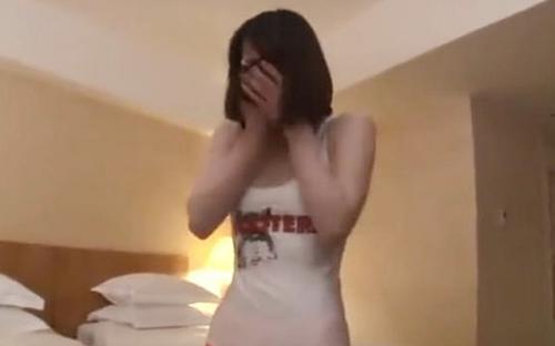 ”えっ！目の前で脱ぐんですか？”AV界一の恥ずかしがり屋の美少女がピタピタ透け乳首衣装に赤面生着替え