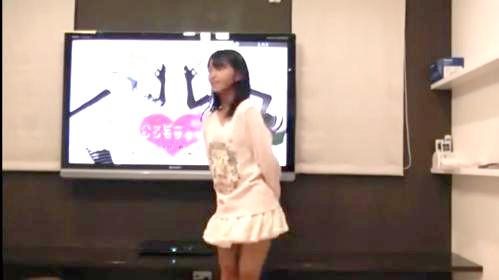 素人生配信ハプニング！！めっちゃ可愛い神JCがカラオケBOXでダンス！！衝撃の股間丸出し配信しちゃったｗ