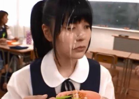”冗談でしょ…笑えない…”楽しみなお弁当の時間！食事中のJKのお弁当と顔にザーメン大量ぶっかけ！