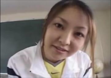 【熟女】　学校の教室で熟女な女教師に上へ乗られて搾り取られる実技で学ぶ保健体育な中出しSEX！