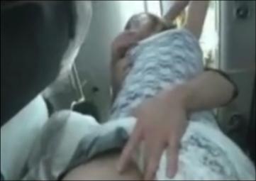 【人妻】　夫との食事の予定がキャンセルされた人妻はバスに乗り痴漢に遭い勃起した男のチンポをフェラチオする！