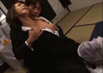 【熟女】【人妻】澤村レイコ　夫を失ったばかりで喪中すら抜けていないのに義弟と着衣のままSEXする淫乱な熟した人妻！