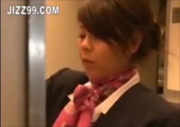 【熟女】　機内にて熟れたスチュワーデスの女に近づいて身体を弄りイラマチオでチンポをしゃぶらせ顔射で精液をぶっかける！