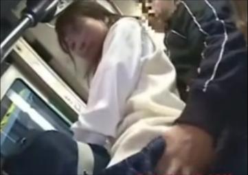【痴漢】　制服を着衣した下校途中のJKはバスで痴漢され身体を弄られイラマチオでチンポをしゃぶらされ手コキをさせられる！