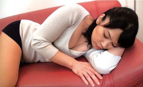 【近親相姦】酔っぱらって寝てしまった五十路の母をヤル息子！「な、何してんの？」と言いつつハメられる！