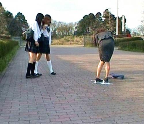 【スカトロ】学校の近くで犯される美人女教師！登校中の生徒が見えないところで浣腸レイプ大量噴射！