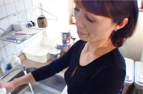 【五十路熟女】50代の美魔女義母にムラムラ！性欲は爆発して肉体関係になる嫁の母！