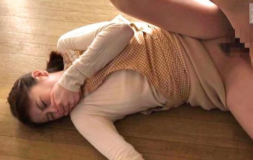 【ながえスタイル】巨乳の美人妻が押さえつけられ膣内生挿入でレイプされるも、次第に感じてしまう不貞な奥様！