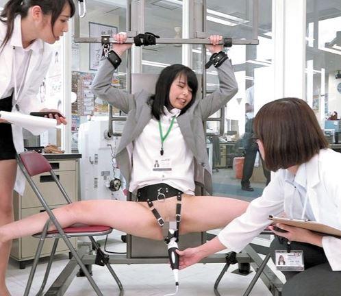 電マの強弱でどっちがイキやすいか実験されるOL美女！卑猥なポーズでオマ○コを責められ続け潮吹き！