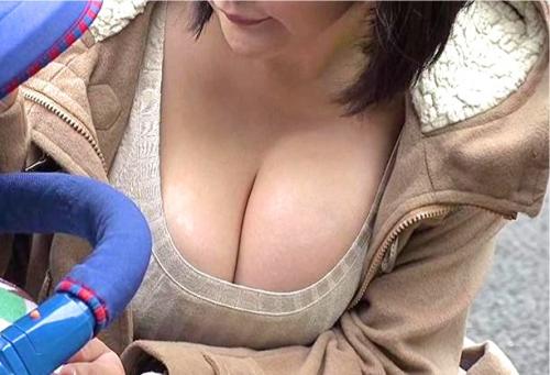 【逆痴漢】ごめんなさい…おっぱい当てちゃって♪車内で無意識にパイ当てするおばさんに大興奮した青年！