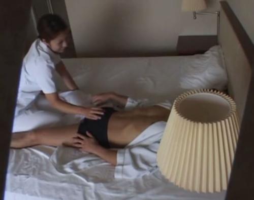 【人妻マッサージ】美魔女のチンポ擦りで我慢できなくなった男…服を脱がして無理やりハメる！