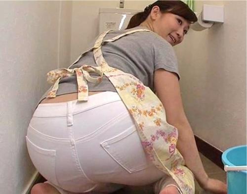 【三十路】家事代行熟女妻のピタパンデカ尻に興奮した童貞チンポが大興奮！揺れる尻にバックからねじ込み！