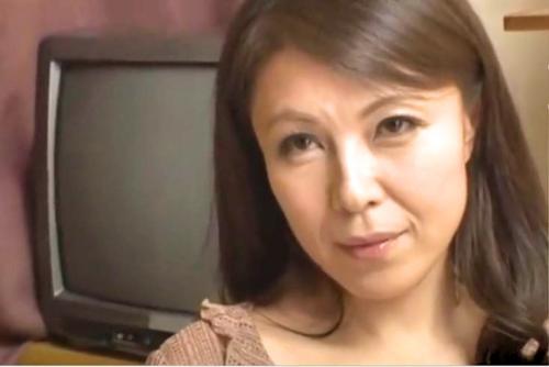 【母子相姦、禁断】杉本りさ復活作！四十路の巨乳熟女が欲求不満を理由に息子のマラをジュポフェラする！