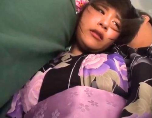 満員バスで男たちに陵辱される着物姿の美少女！恥ずかしすぎるまんぐり返しで杭打ちピストン！