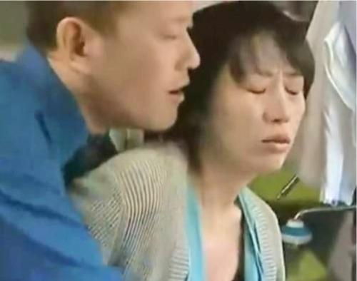 【ヘンリー塚本】帰りやいなか家事中の人妻尻を触り無理やりセックスを強要する鬼畜男…