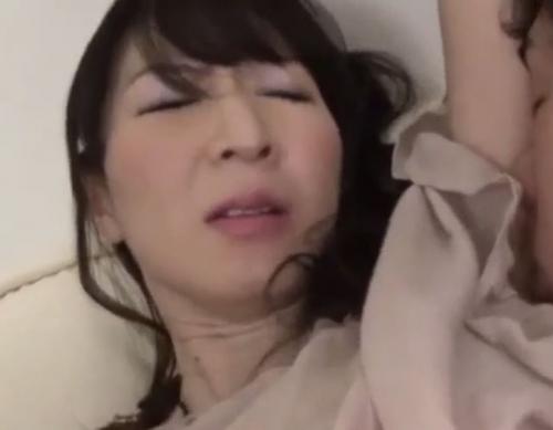 【大橋ひとみ】四十路巨乳母に性欲が抑えられない男ｗ脇をしゃぶりおっぱいを揉んで近親相姦セックス！