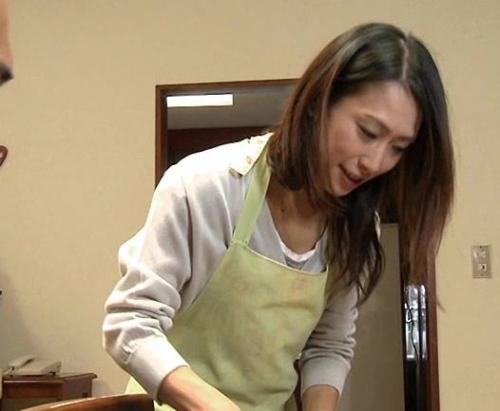 【ヘンリー塚本×柳田やよい】義父のデカマラが人妻熟女のオマ○コにジュブッ♪夫がいないのをいいことにヤリたい放題！
