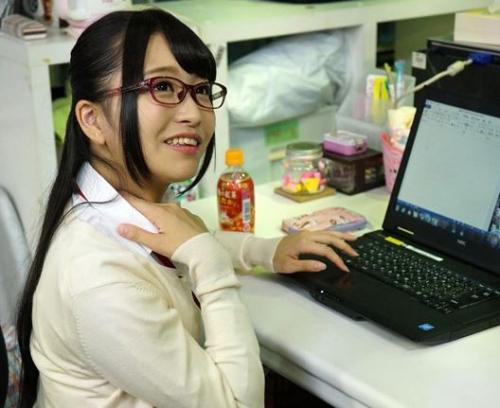 メガネOLお姉さんが媚薬オイルマッサージでガチイキ！激しいピストンで軟体ポーズの連続絶頂！