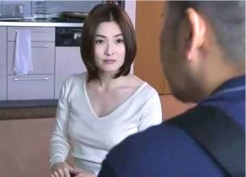 セックスレスで欲求不満がいきすぎて知らない男を家に入れてしまった巨乳人妻の寝取られSEX