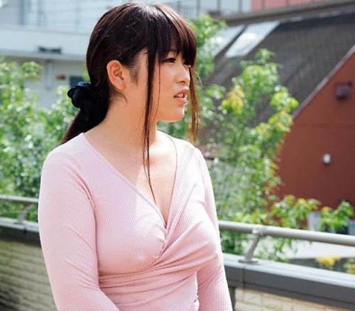 【川口葉純】巨乳人妻がノーブラ胸チラで無自覚誘惑！ゴミ出しで見える谷間にチンポは我慢できず…