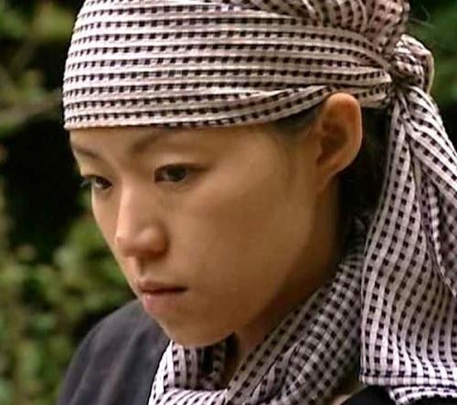 【ヘンリー塚本】肉欲の戦場で敵対組織に捕まってしまった熟女！性のはけ口となり何度も白濁液を…