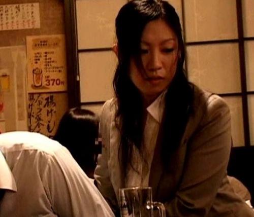 【逆痴漢】泥酔したおっさんのチンポを抜き出して手コキフェラで精子を搾り取る美魔女OL