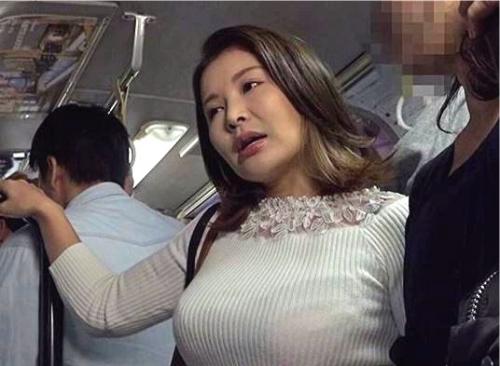 【痴漢】電車で全身を蹂躙される四十路人妻熟女！久しぶりのチンポに公衆の面前で股を濡らす…