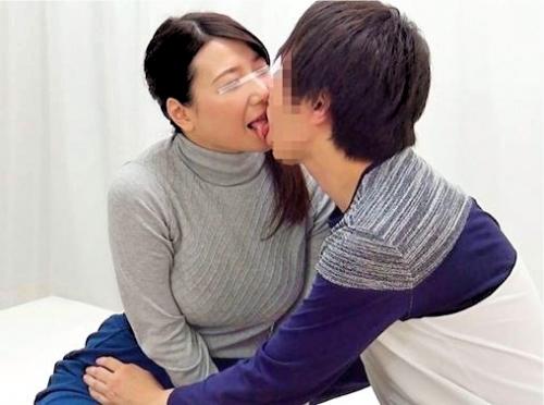 【一般モニタリング】めちゃ美人な人妻熟女が童貞を筆おろし！初めてとは思えない激ピストン！