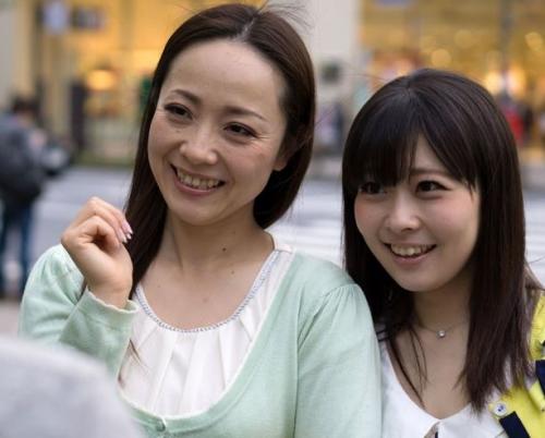 【親子丼×熟女ナンパ】二人はやっぱり似てるね！欲求不満でチンポをしゃぶる母を見て娘も反応し股が疼く！