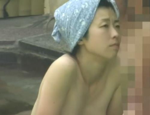【隠し撮り】おっぱいを顕にしてお風呂に次々と入浴する素人熟女たち！まさか見られているとは知らずに…