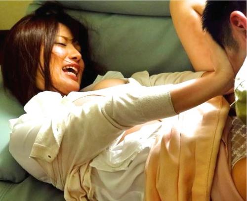 隣人妻が美女過ぎて一目惚れした男が暴走してストーカーレイプ！家に上がりこんで強姦NTR不倫ガチハメ！