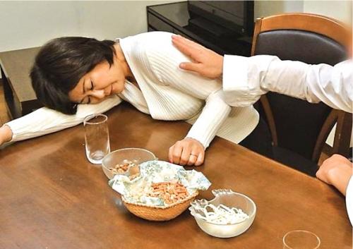 【泥酔】五十路のむっちり豊満熟女母をお酒で酔わせて…オチンポ挿入合体不倫セックス！