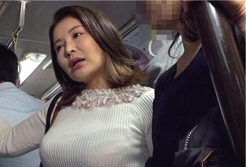 【熟女痴漢】電車で久しぶりのオチンポを尻に密着させられたおばさんがメスに覚醒する！
