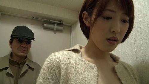 【ヘンリー塚本】水野朝陽。巨乳で桃尻の団地妻が満たされない性欲を隣人の中年男に寝取られることで・・・。