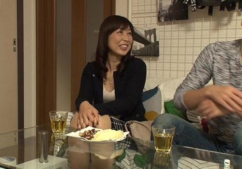 【完熟、ナンパ】「熟女が好きなの・・・？」控えめな美熟女をヤリ部屋に連れ込みセックスに持ち込む男！