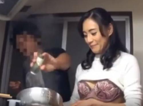 【人妻ナンパ】四十路スレンダー奥様を部屋へ誘って不倫セックス！イヤらしい身体を隠し撮りｗ