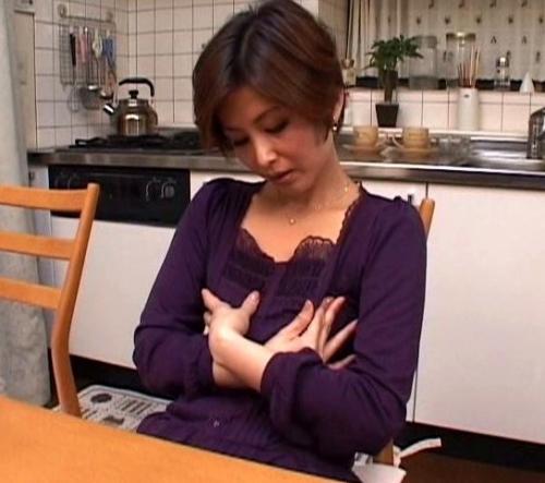 【桐岡さつき】四十路人妻熟女おばさんのイヤらしく卑猥な尻に欲情した甥が性の勉強を教えてもらう！