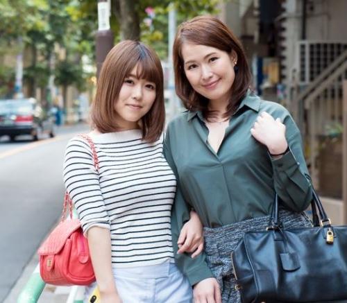 【親子丼】四十路人妻熟女母はヤリたい盛り！娘を目の前にしてチンポを挿れられるも快楽を優先し喘ぐ！
